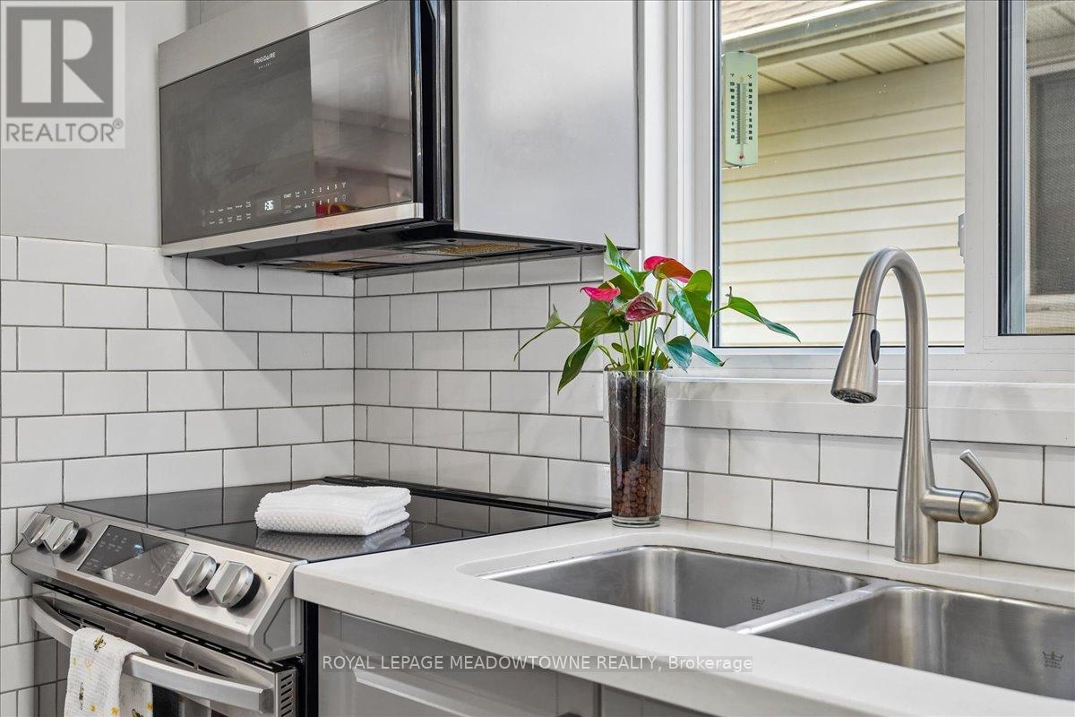 2208 Hunt Crescent, Burlington, Ontario  L7M 3E4 - Photo 12 - W13420452