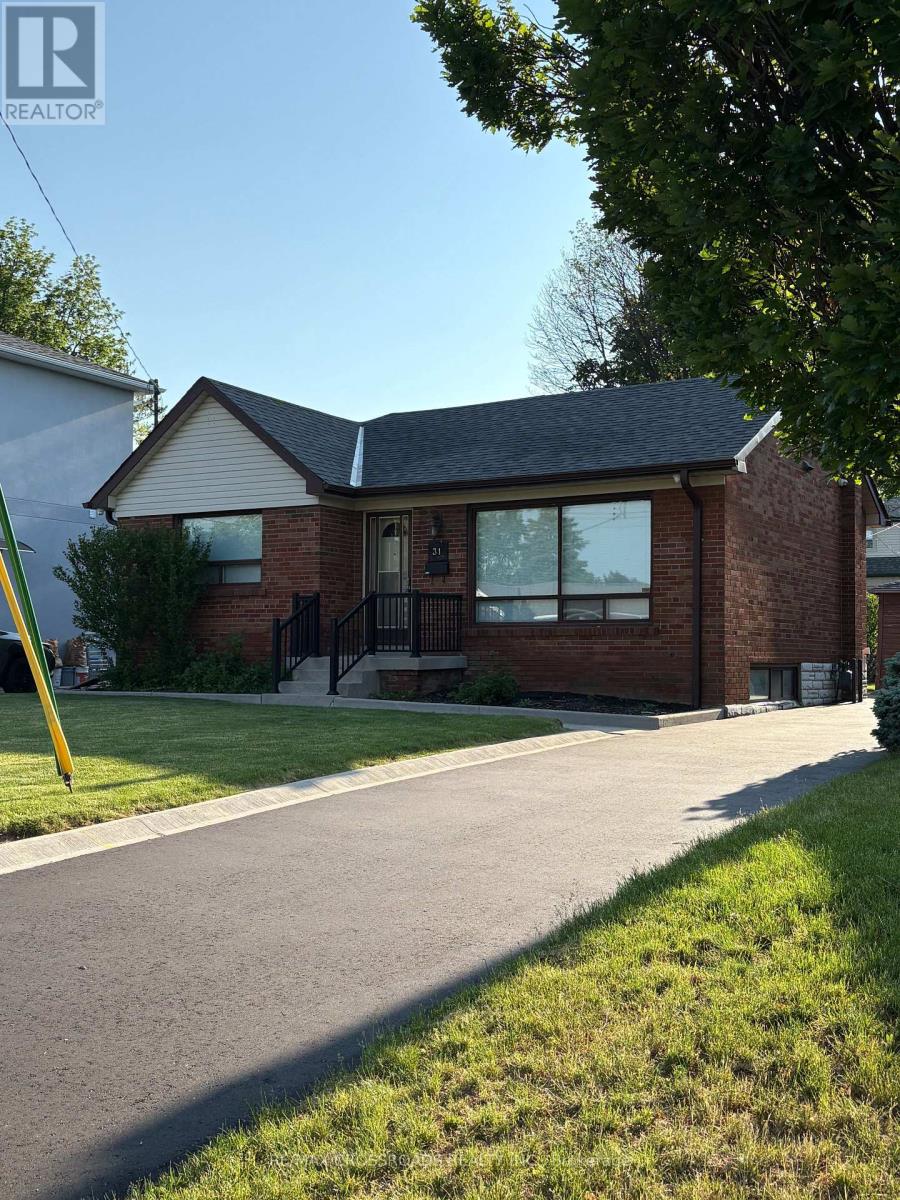 <div class="slider-price">$799,000</div><p>31 Robertsfield Crescent, Toronto, Ontario</p>