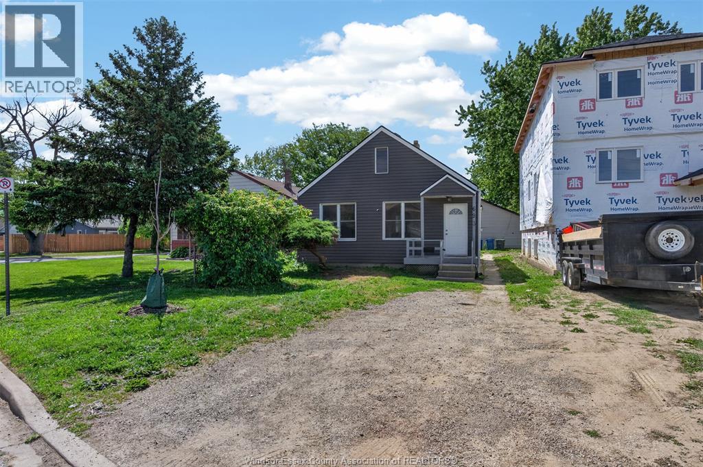 693 South Pacific, Windsor, Ontario N8X 2X1 - Photo 3 - 26013587
