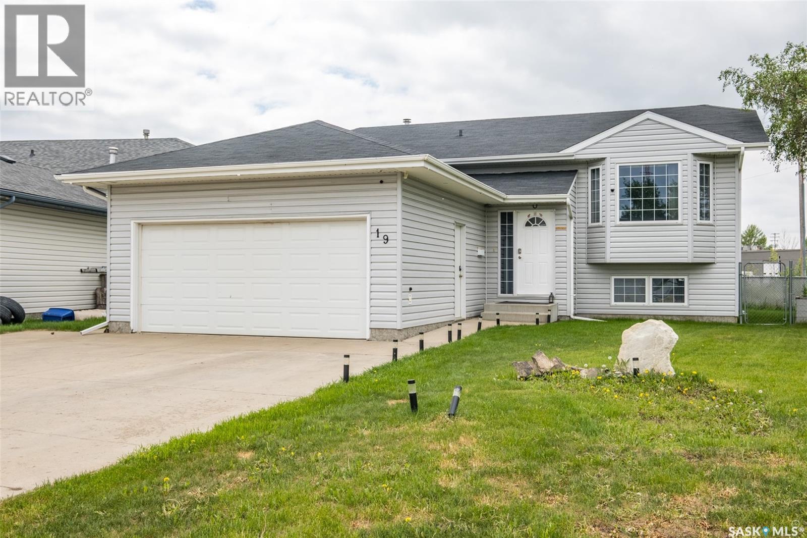 19 Mooney Place, Prince Albert, Saskatchewan  S6V 8C4 - Photo 1 - SK038121