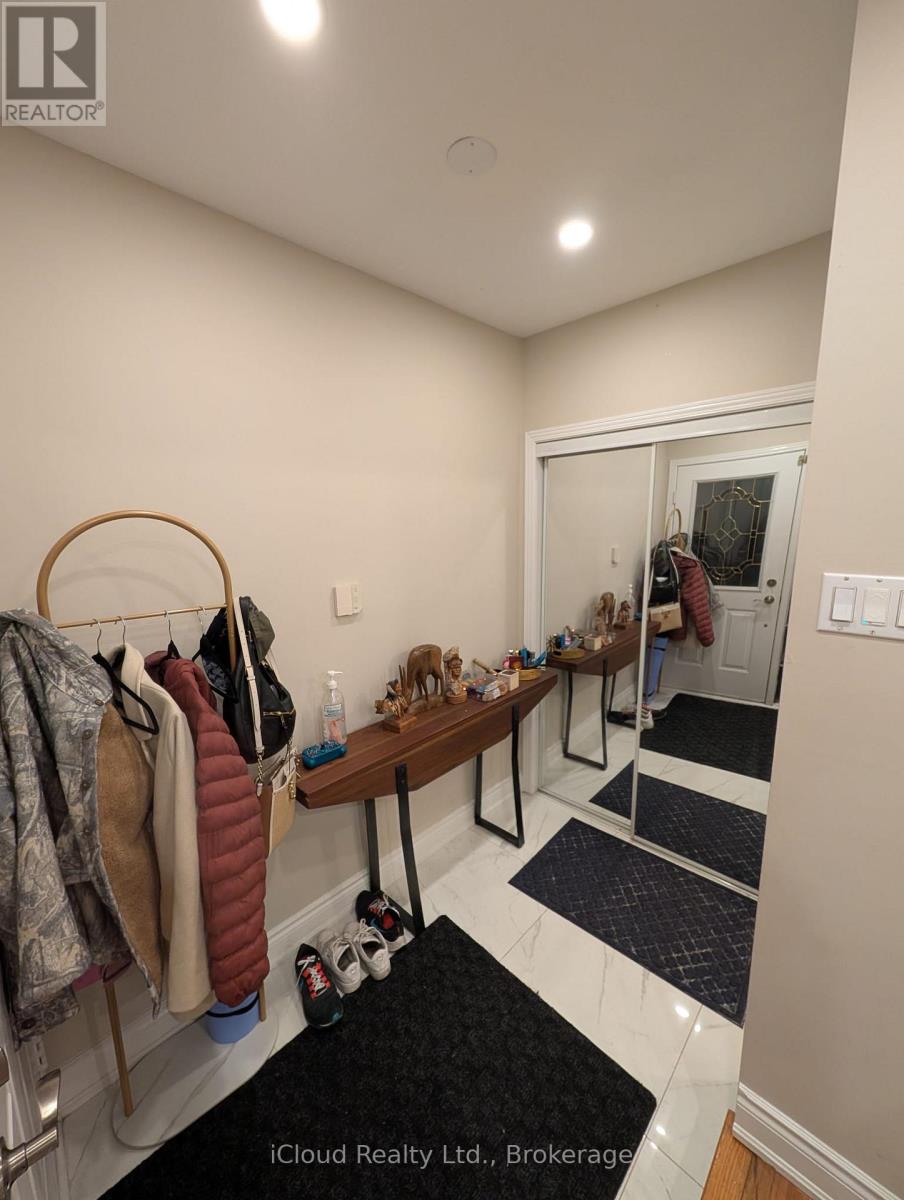 5470 Palmerston Crescent, Mississauga, Ontario  L5M 5Z8 - Photo 2 - W13420636