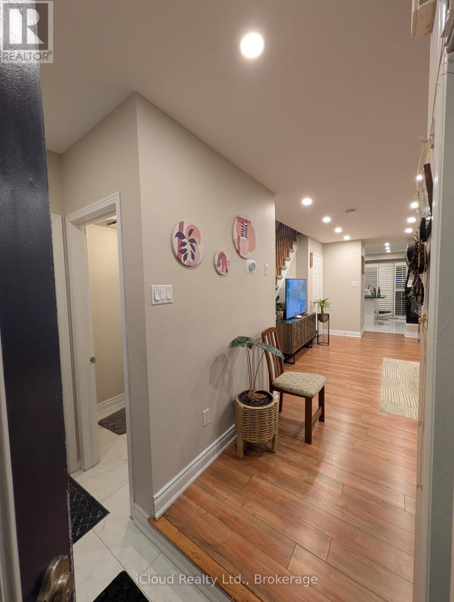 5470 Palmerston Crescent, Mississauga, Ontario  L5M 5Z8 - Photo 3 - W13420636