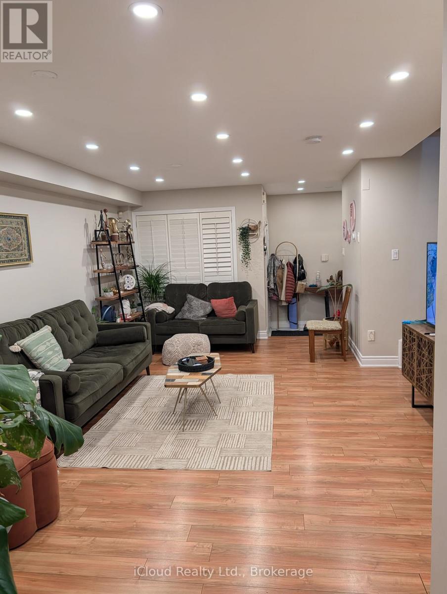 5470 Palmerston Crescent, Mississauga, Ontario  L5M 5Z8 - Photo 4 - W13420636