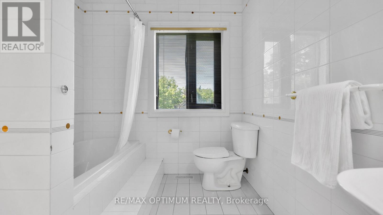 37 Fenton Way, Brampton, Ontario  L6P 0P4 - Photo 32 - W13410354