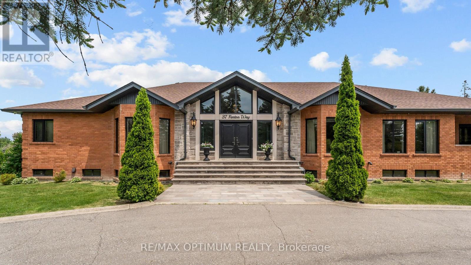 37 Fenton Way, Brampton, Ontario  L6P 0P4 - Photo 3 - W13410354