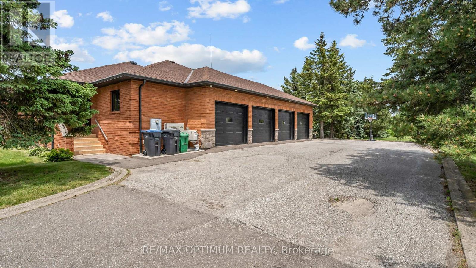37 Fenton Way, Brampton, Ontario  L6P 0P4 - Photo 4 - W13410354