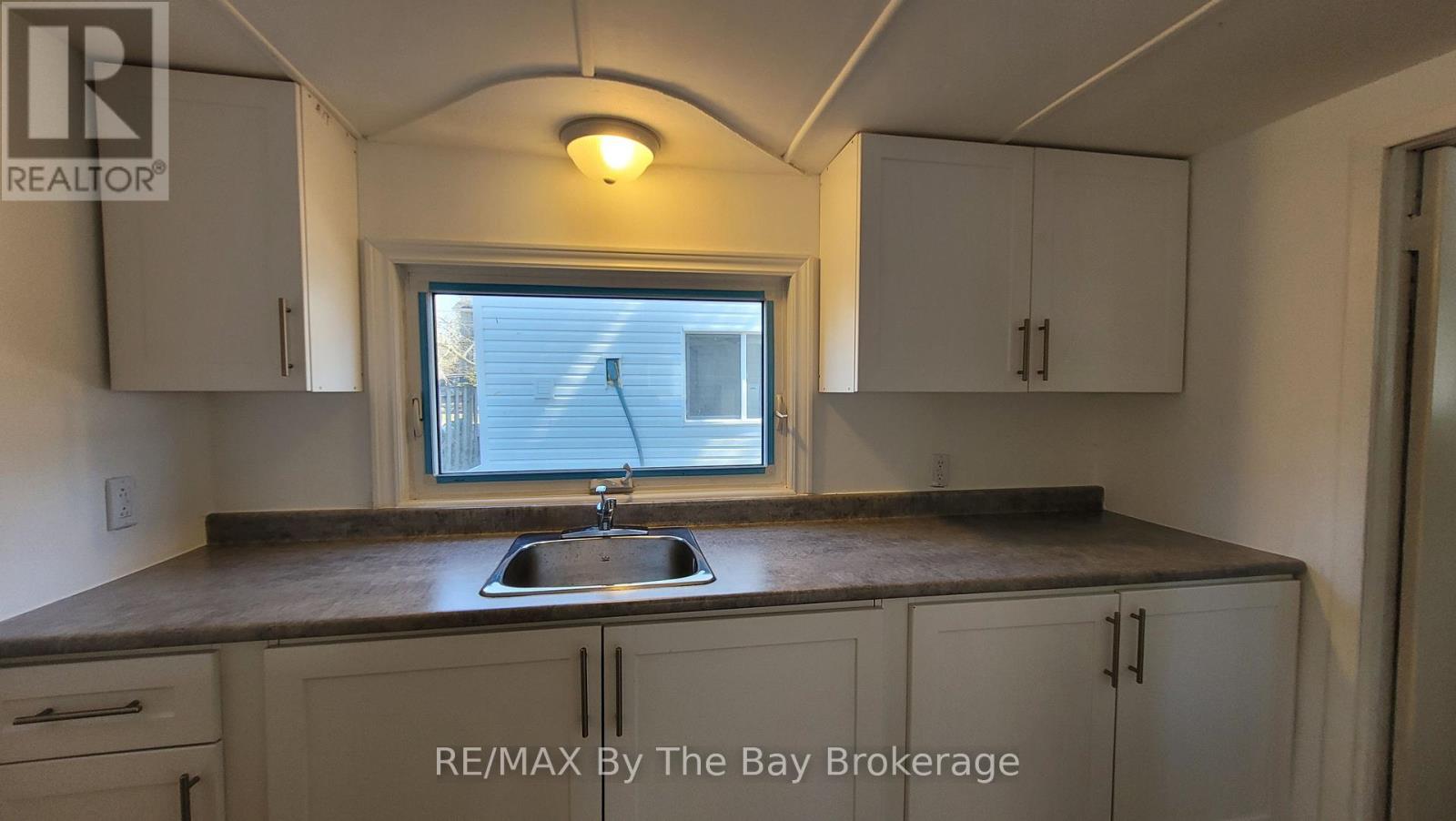 19 Glen Street, Wasaga Beach, Ontario  L9Z 2K5 - Photo 4 - S13420794