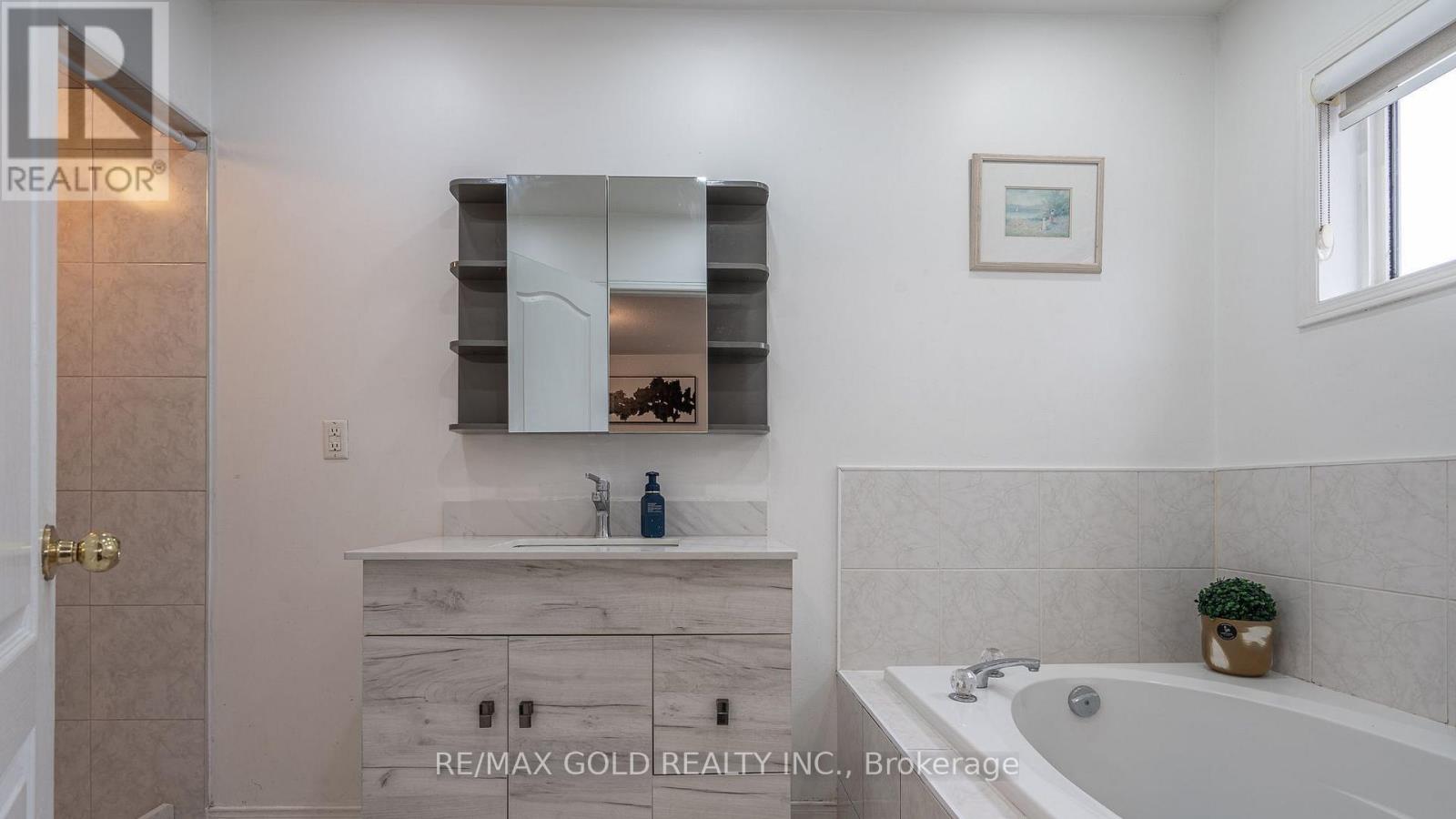 102 Bunchberry Way, Brampton, Ontario  L6R 2E8 - Photo 16 - W13421228