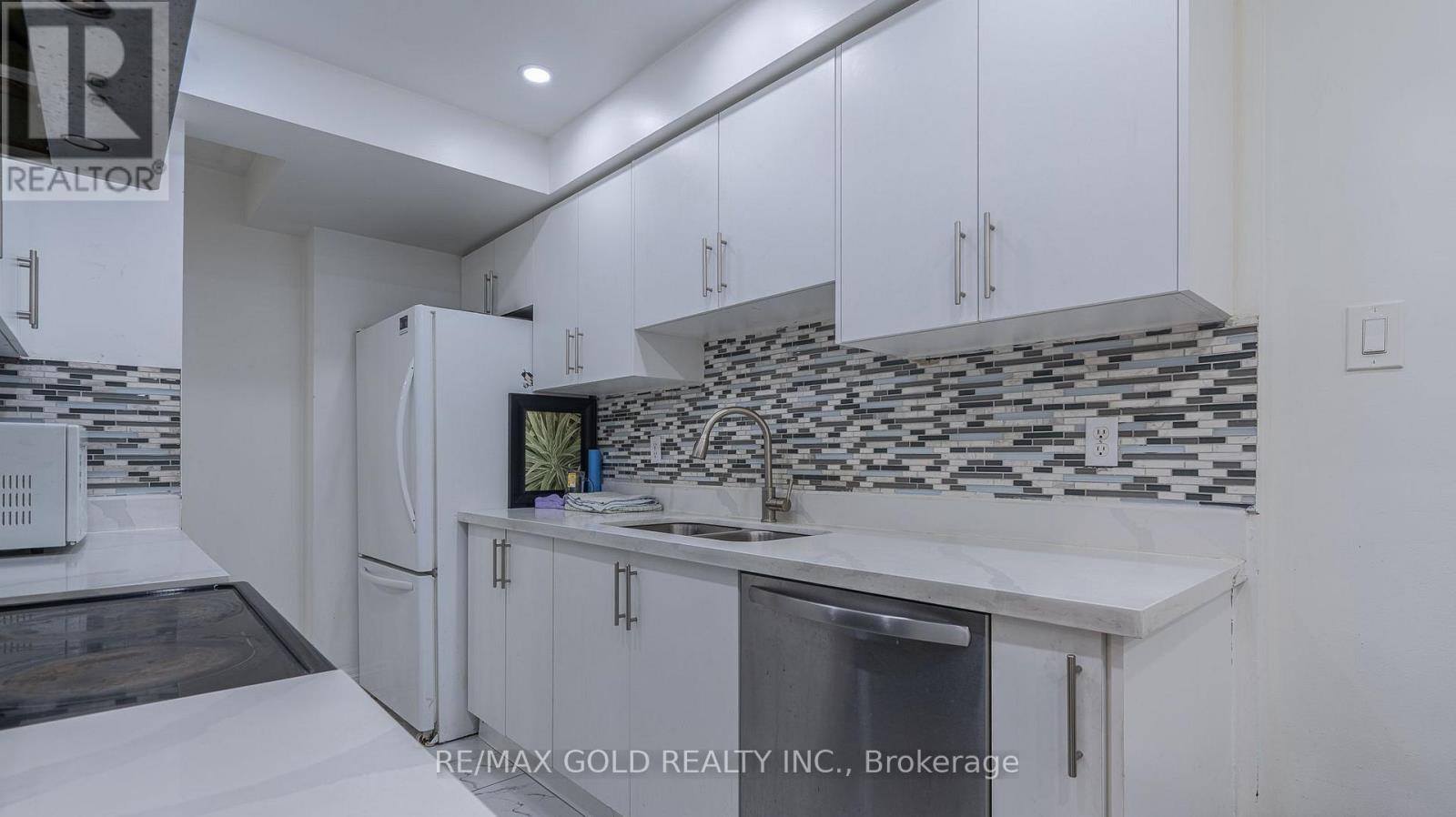 102 Bunchberry Way, Brampton, Ontario  L6R 2E8 - Photo 2 - W13421228