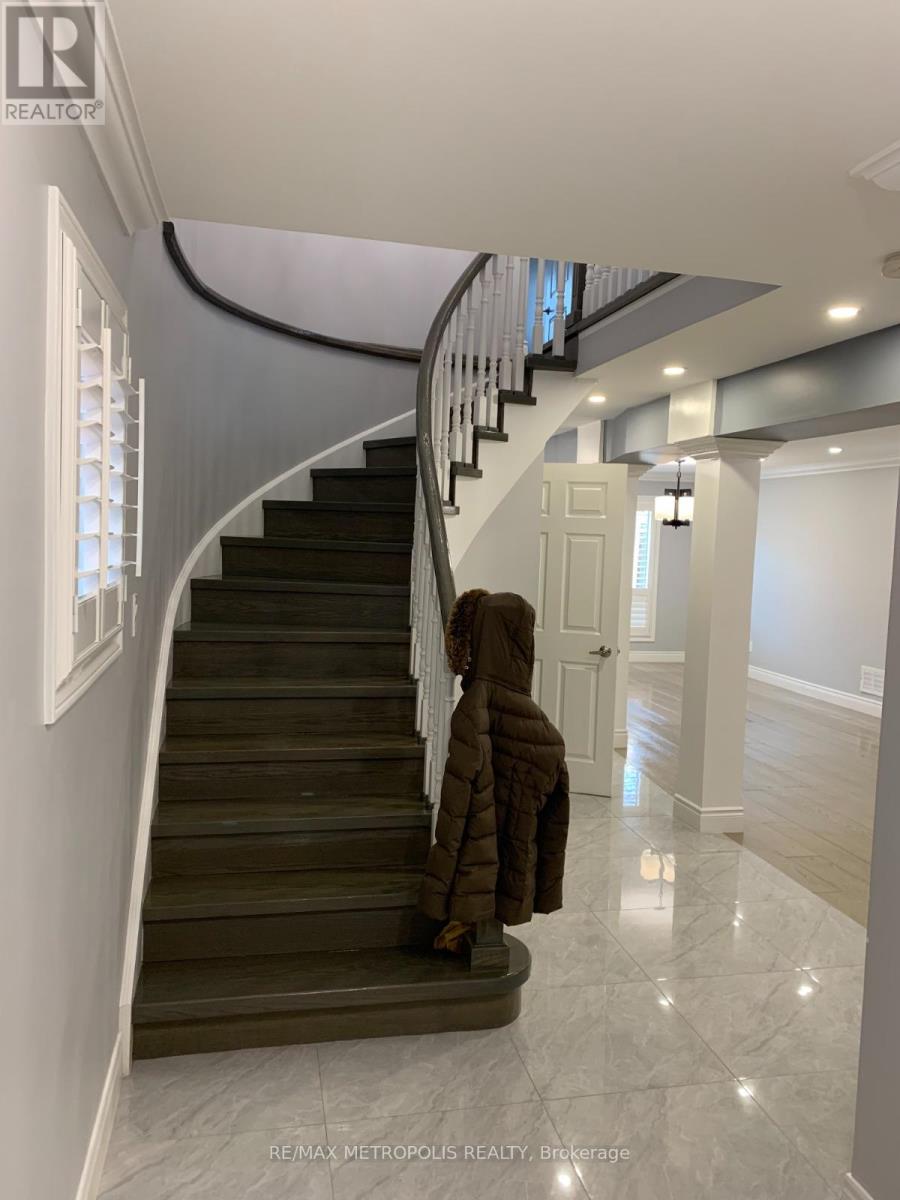 Upper - 5884 Chorley Place, Mississauga, Ontario  L5M 5L7 - Photo 10 - W13421230