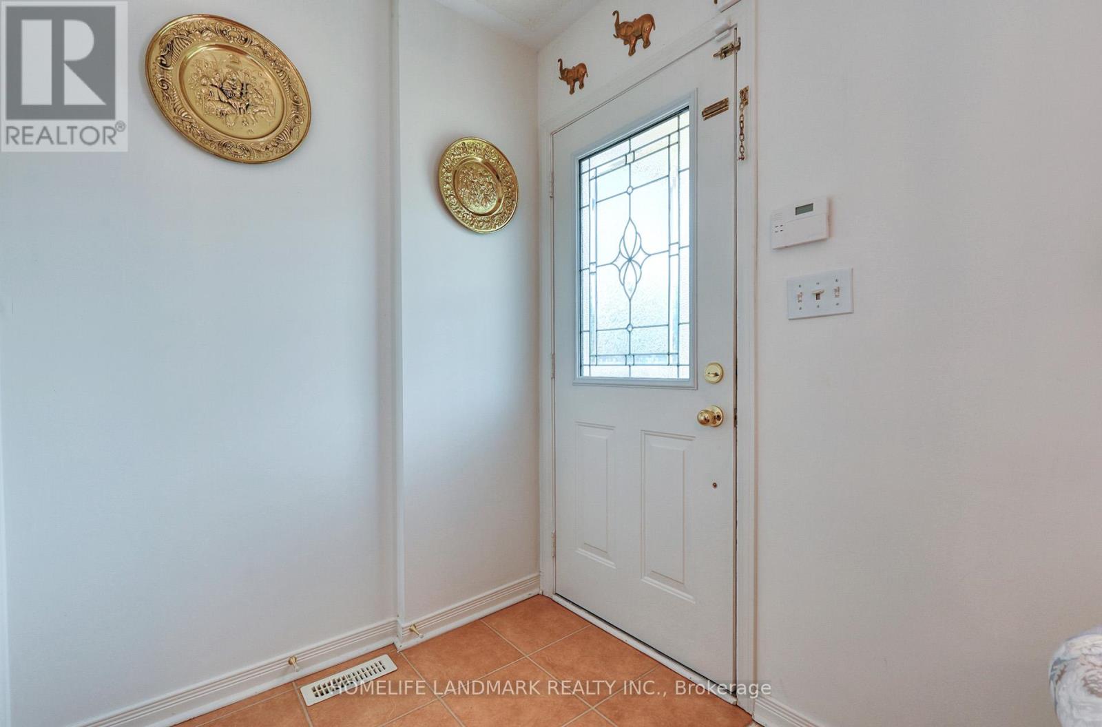 33 Fairway Court, Brampton, Ontario  L6Z 4W4 - Photo 3 - W13421334