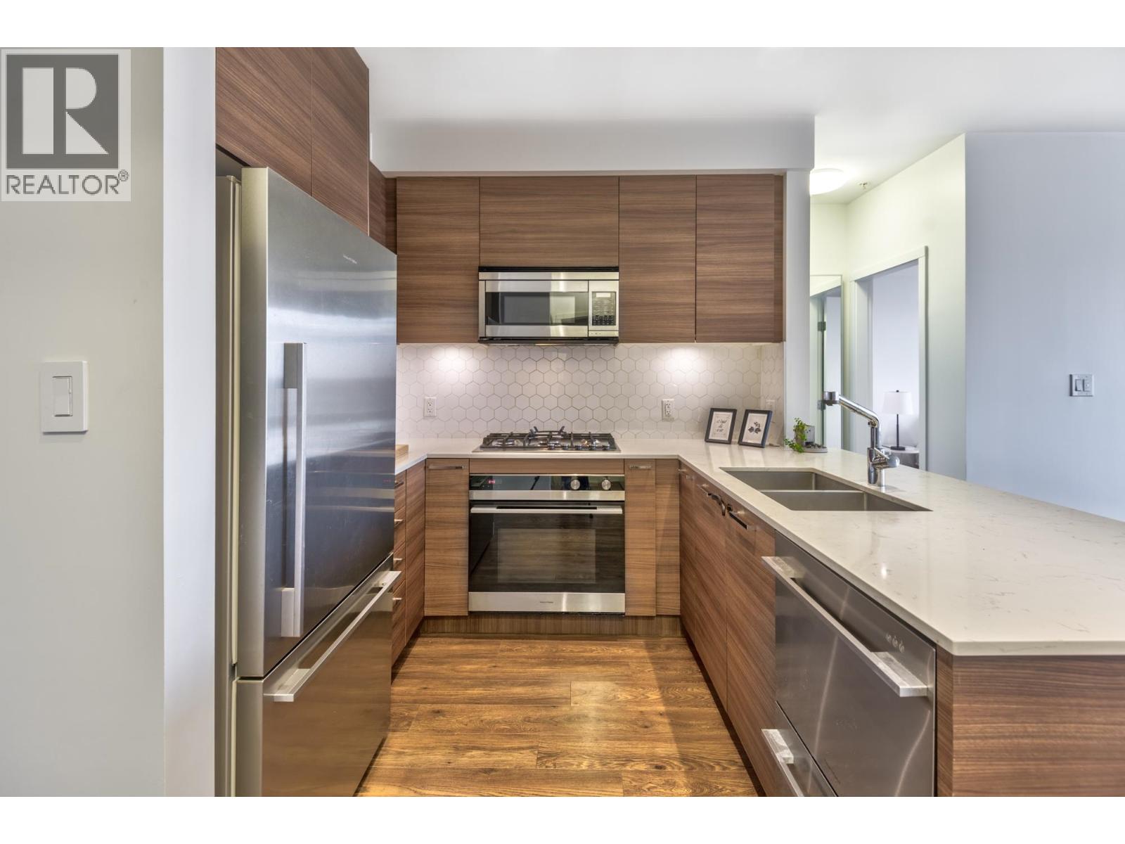 402 1061 Marine Drive, North Vancouver, British Columbia  V7P 1S6 - Photo 4 - R3131618