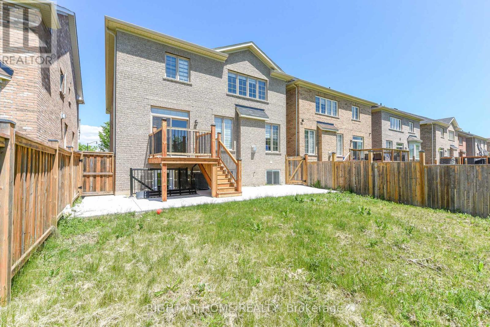 82 Elmcrest Drive, Brampton, Ontario  L6Y 5Z1 - Photo 2 - W13421506