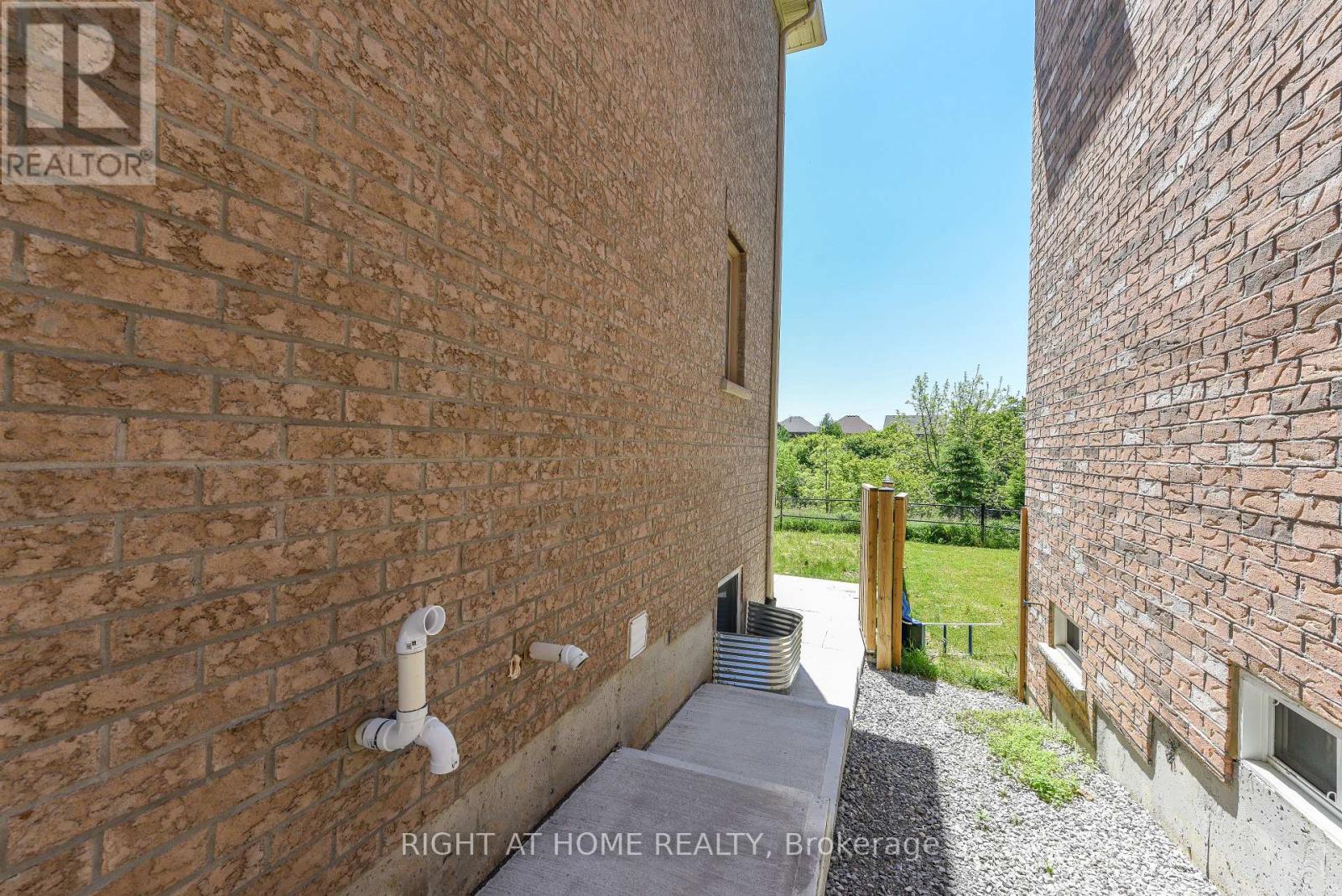 82 Elmcrest Drive, Brampton, Ontario  L6Y 5Z1 - Photo 3 - W13421506