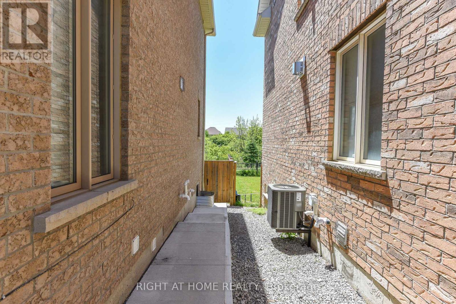 82 Elmcrest Drive, Brampton, Ontario  L6Y 5Z1 - Photo 4 - W13421506