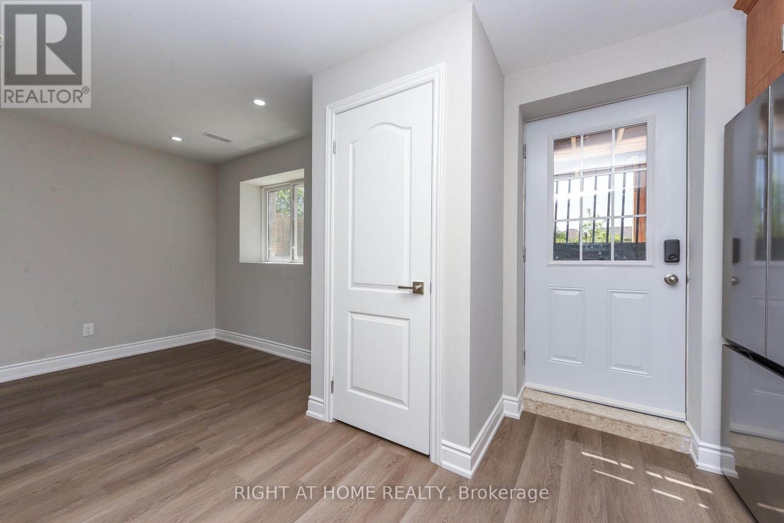 82 Elmcrest Drive, Brampton, Ontario  L6Y 5Z1 - Photo 5 - W13421506
