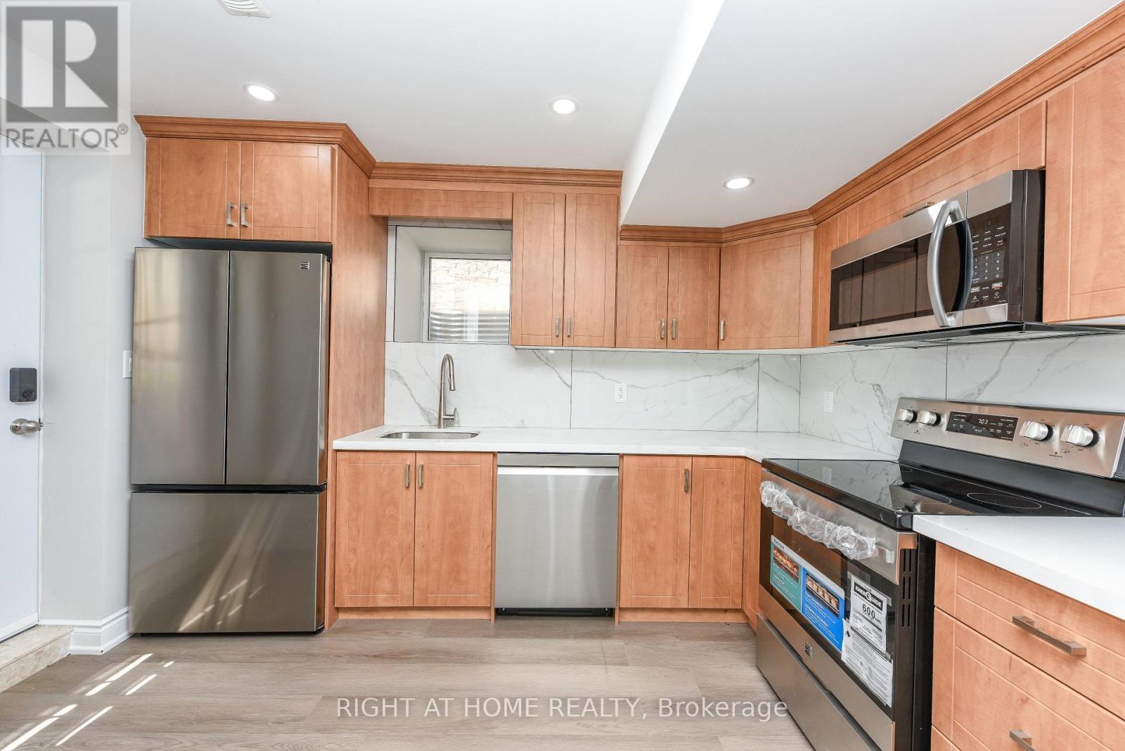 82 Elmcrest Drive, Brampton, Ontario  L6Y 5Z1 - Photo 6 - W13421506