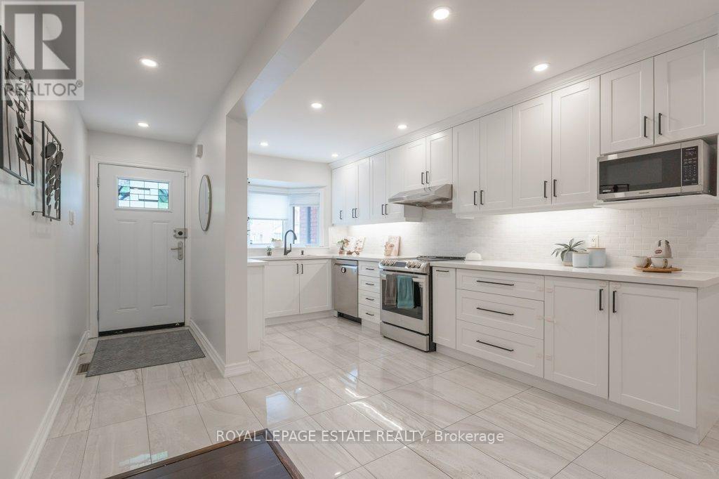 539 Galaxy Court, Mississauga, Ontario  L5R 2R4 - Photo 2 - W13421554