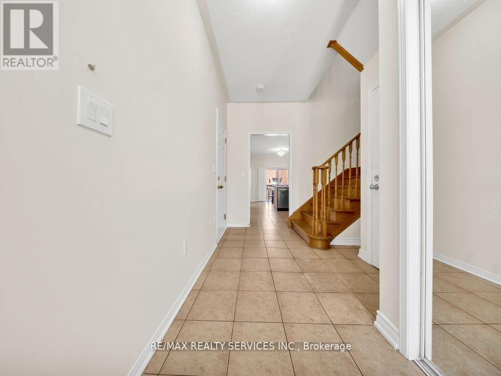 15 Lockburn Crescent, Brampton, Ontario  L7A 3W7 - Photo 5 - W13421556