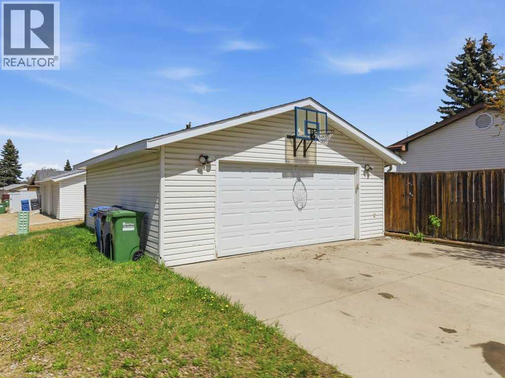 124 Martin Close, Red Deer, Alberta  T4R 1R8 - Photo 5 - A2288694