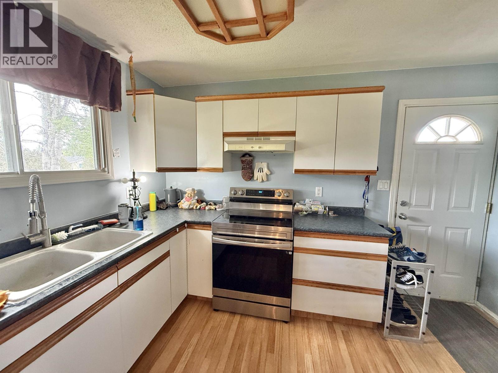 1038 Mountain Ash Road, Red Bluff / Dragon Lake, British Columbia  V2J 3V7 - Photo 11 - R3134108
