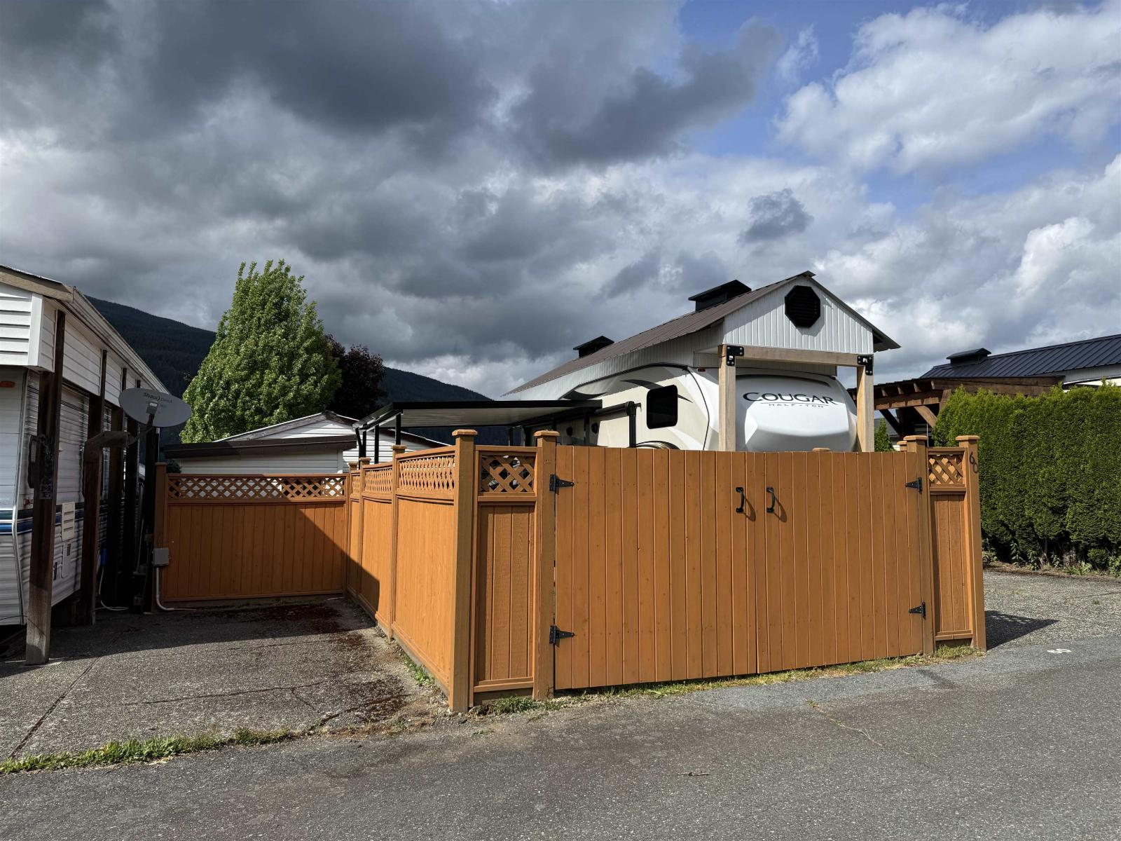 60 1436 Frost Road, Columbia Valley, Cultus Lake, British Columbia  V2R 4X8 - Photo 2 - R3134153
