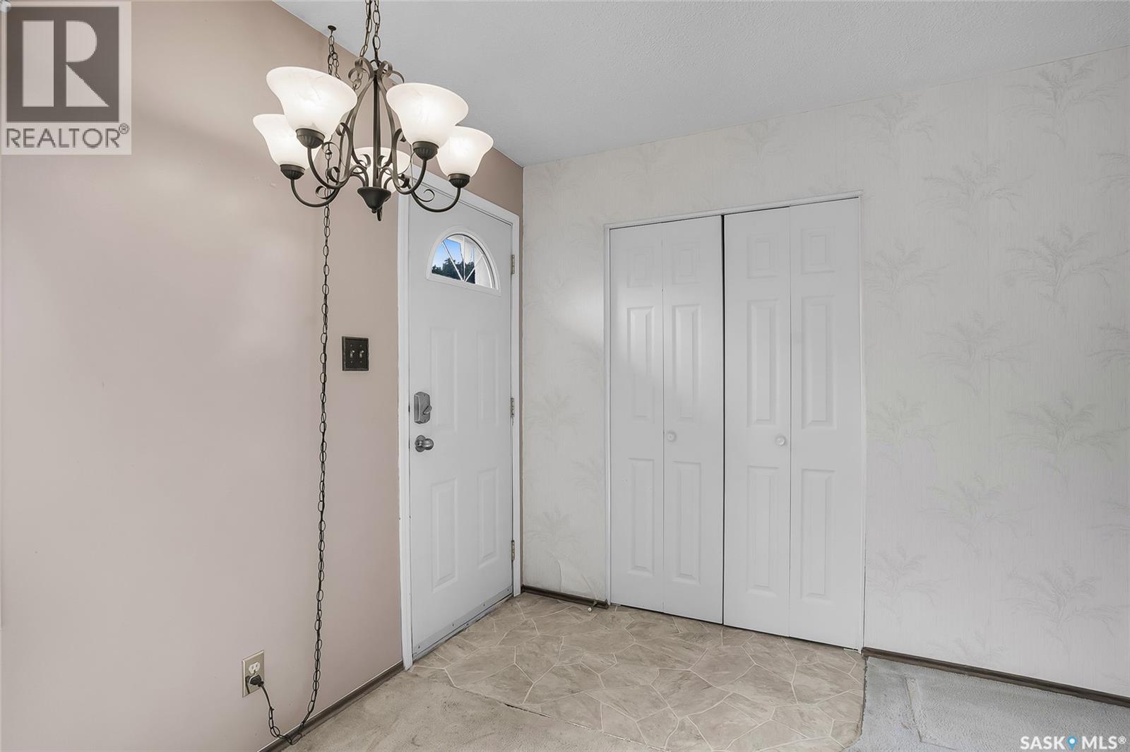 73 Laurentian Drive, Saskatoon, Saskatchewan  S7H 4M1 - Photo 3 - SK038546