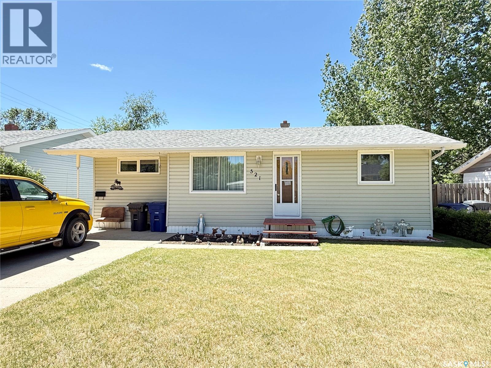 521 Elizabeth STREET, Weyburn, Saskatchewan