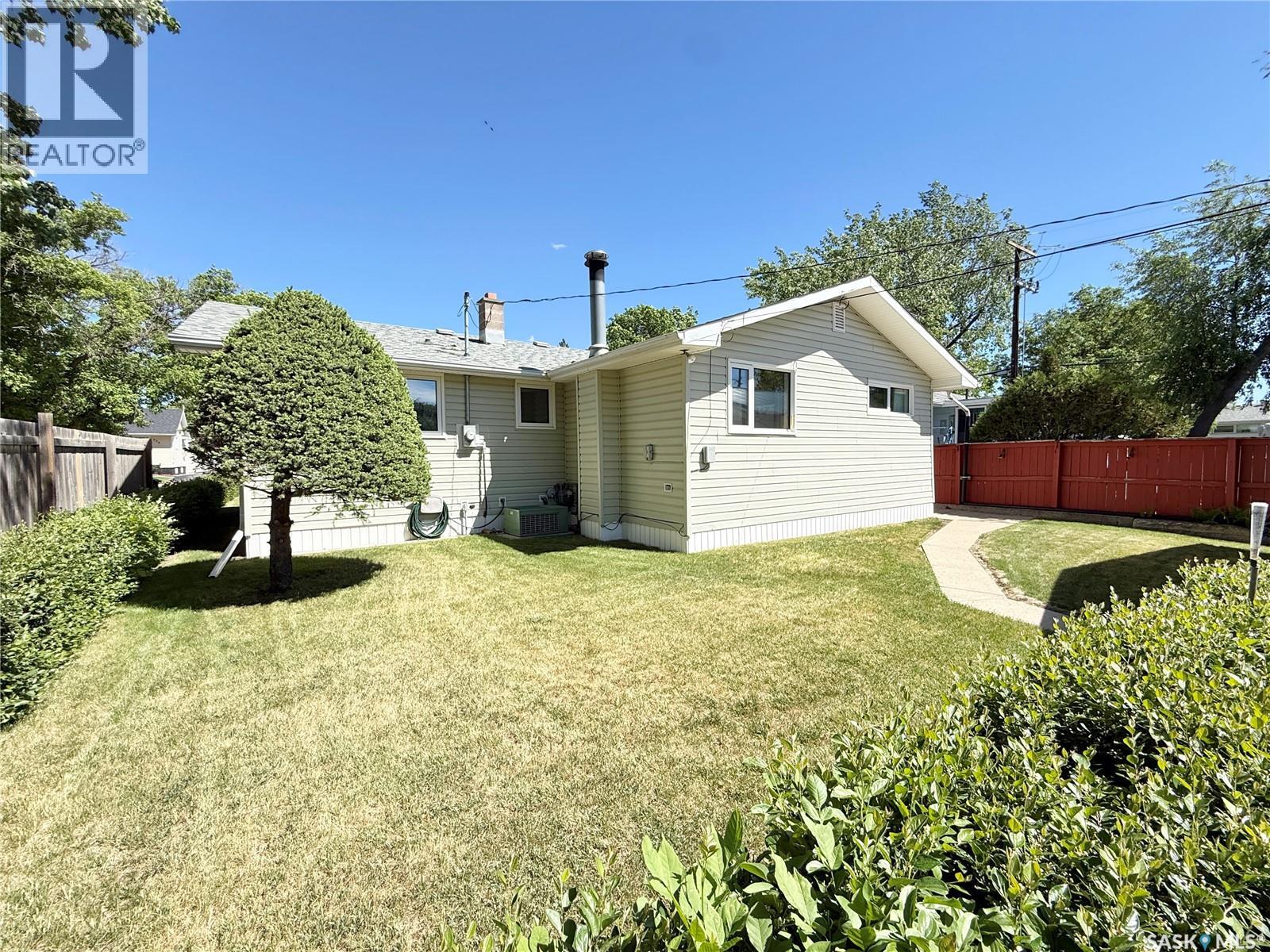 521 Elizabeth Street, Weyburn, Saskatchewan  S4H 1S5 - Photo 27 - SK038827