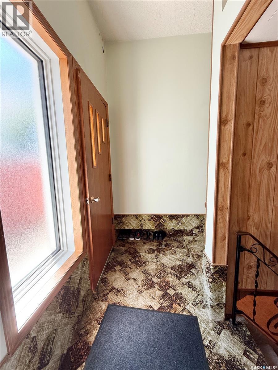 521 Elizabeth Street, Weyburn, Saskatchewan  S4H 1S5 - Photo 3 - SK038827