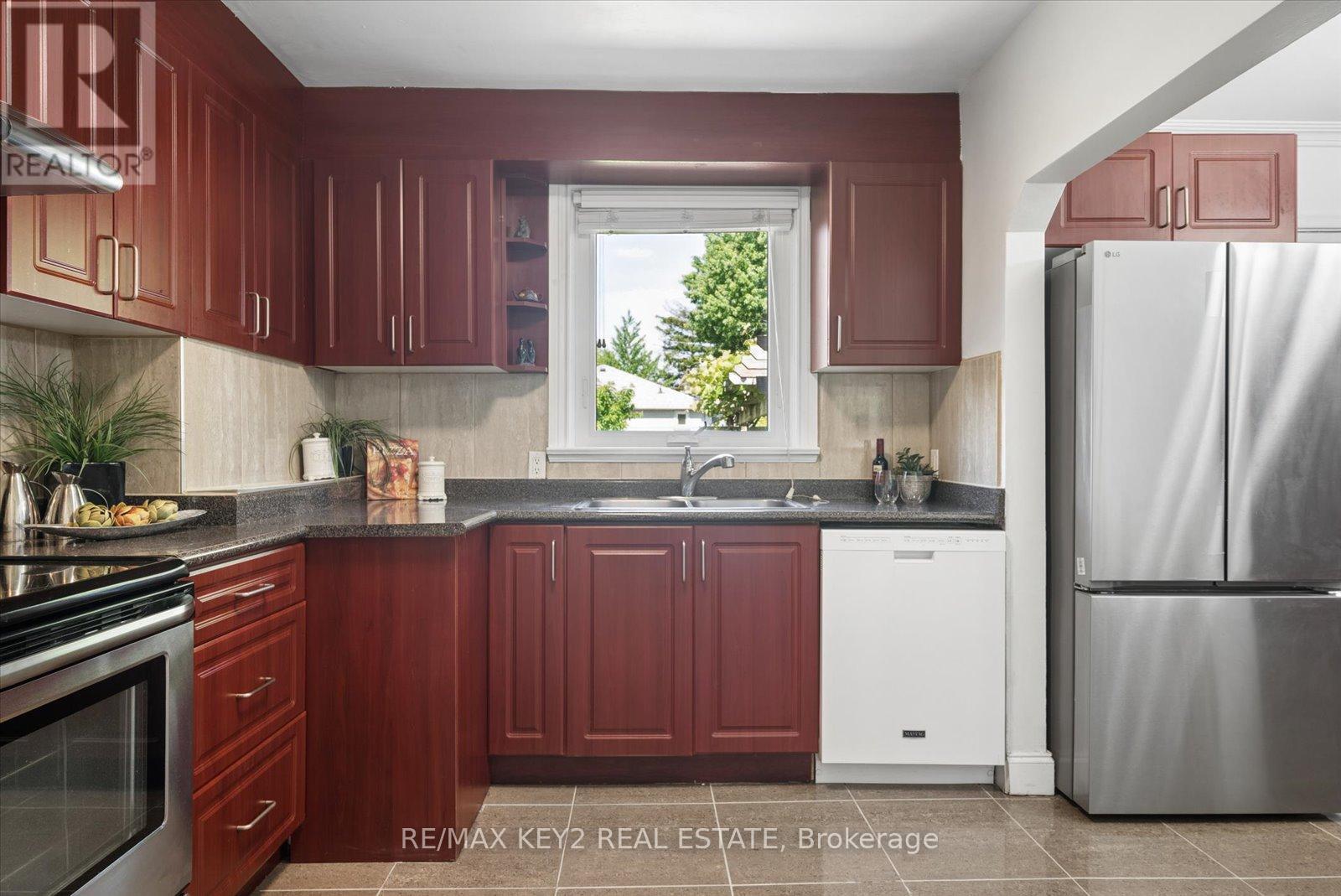 18 Jodphur Avenue, Toronto, Ontario  M9M 2J4 - Photo 10 - W13421972