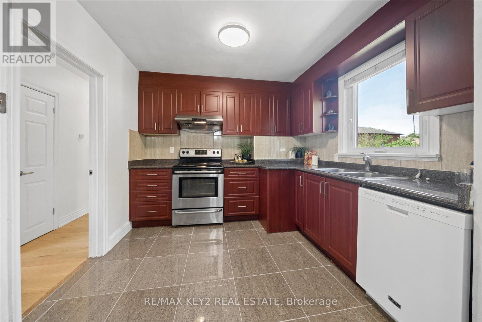 18 Jodphur Avenue, Toronto, Ontario  M9M 2J4 - Photo 11 - W13421972