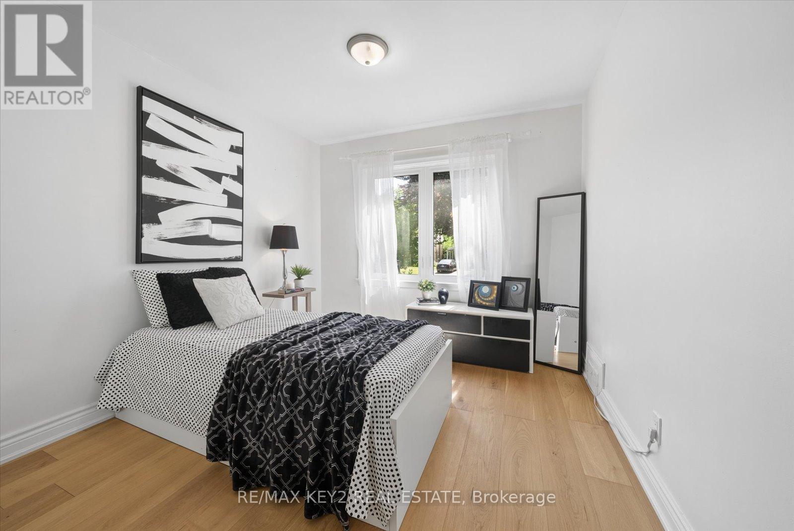 18 Jodphur Avenue, Toronto, Ontario  M9M 2J4 - Photo 16 - W13421972