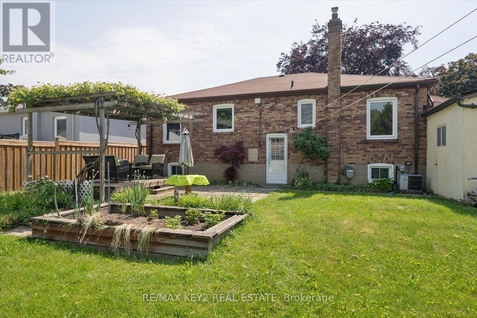 18 Jodphur Avenue, Toronto, Ontario  M9M 2J4 - Photo 37 - W13421972
