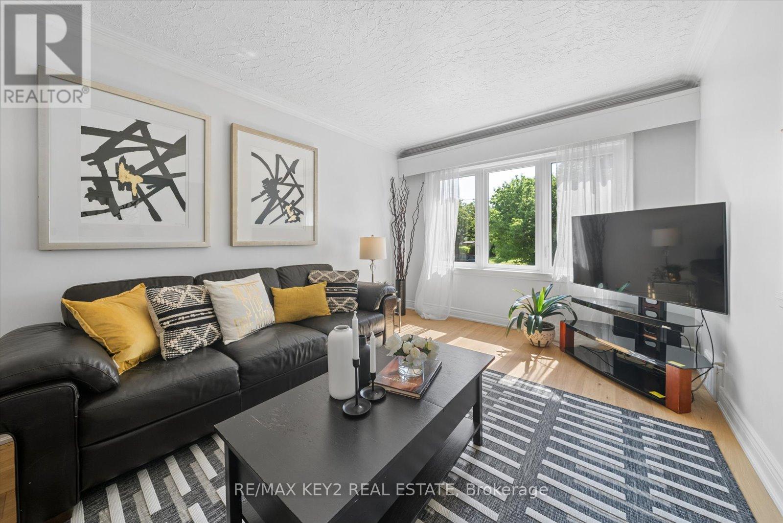 18 Jodphur Avenue, Toronto, Ontario  M9M 2J4 - Photo 4 - W13421972