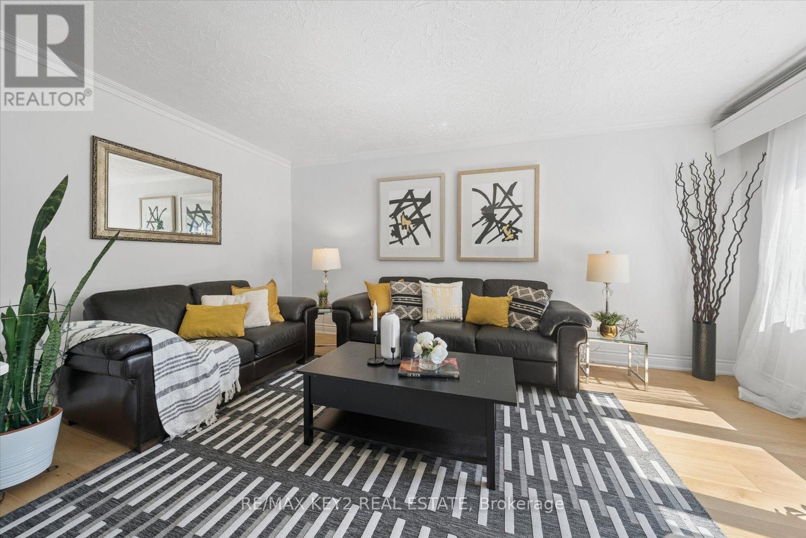 18 Jodphur Avenue, Toronto, Ontario  M9M 2J4 - Photo 5 - W13421972