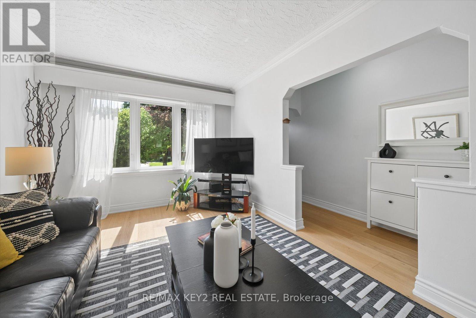 18 Jodphur Avenue, Toronto, Ontario  M9M 2J4 - Photo 6 - W13421972