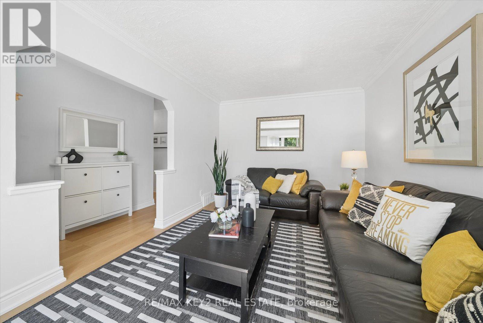 18 Jodphur Avenue, Toronto, Ontario  M9M 2J4 - Photo 7 - W13421972