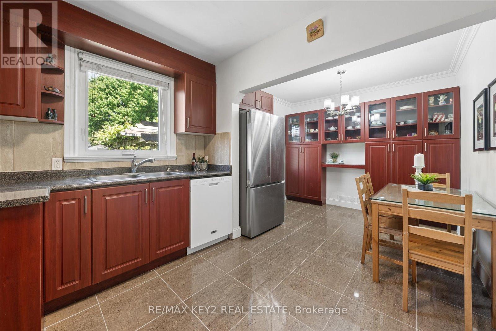 18 Jodphur Avenue, Toronto, Ontario  M9M 2J4 - Photo 8 - W13421972