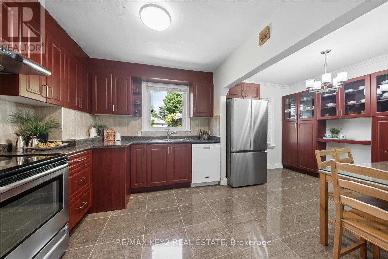 18 Jodphur Avenue, Toronto, Ontario  M9M 2J4 - Photo 9 - W13421972