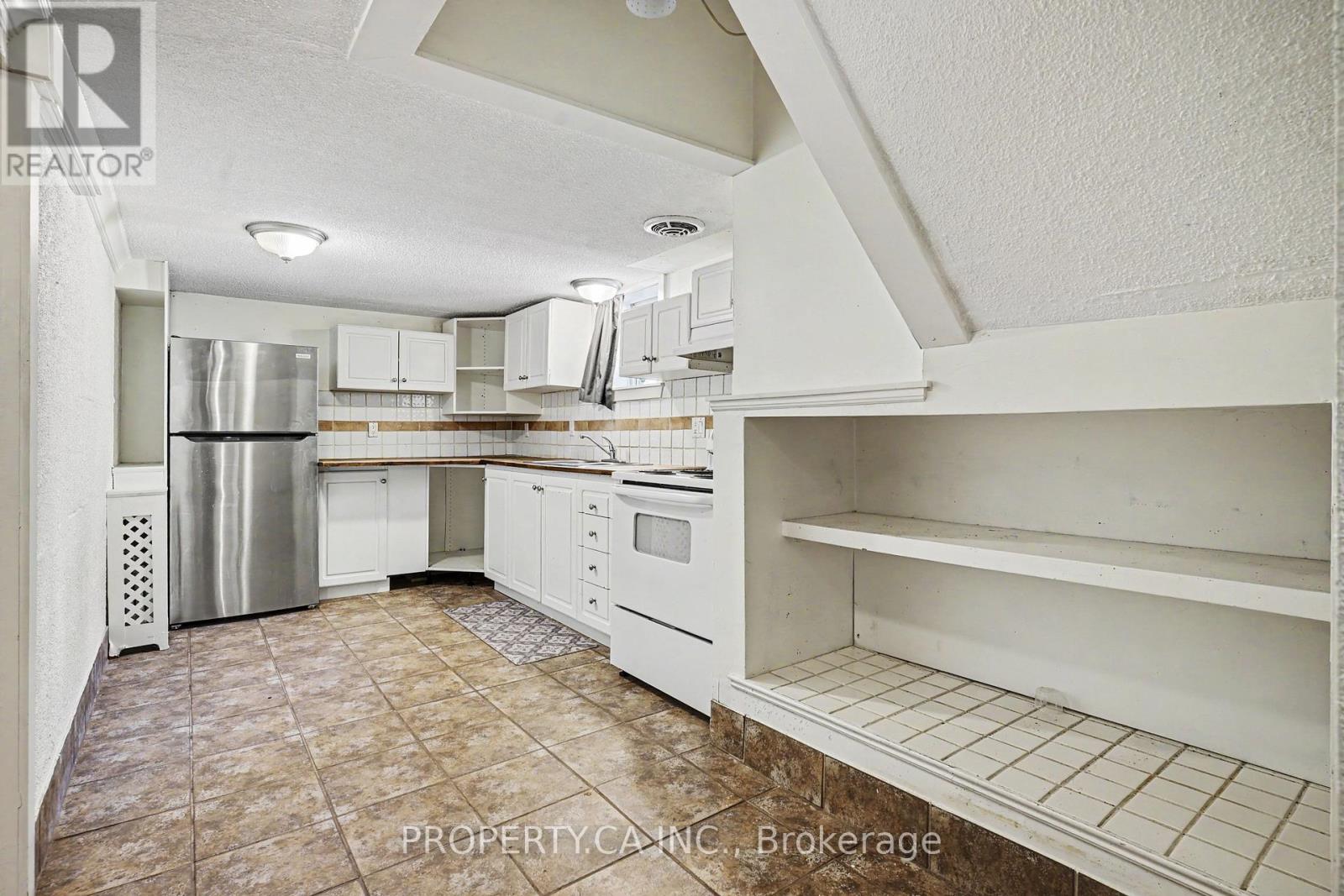 Lower - 130 Lauder Avenue, Toronto, Ontario  M6H 3E5 - Photo 7 - W13421990
