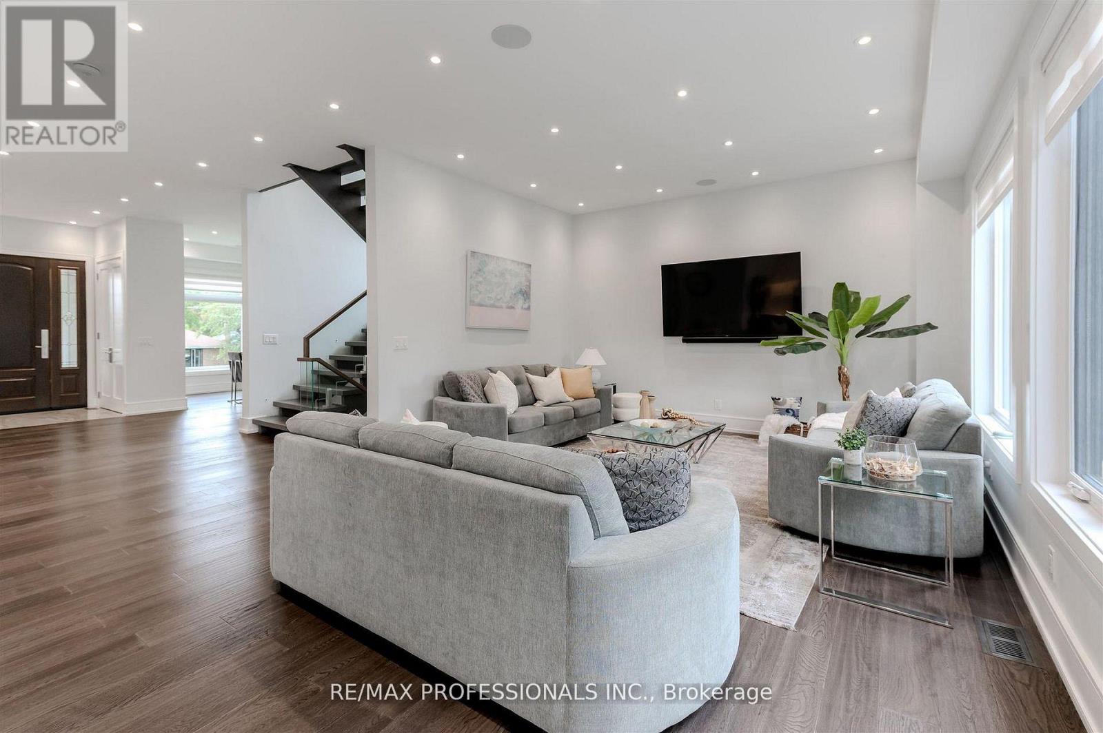 4 Dunrobin Drive, Toronto, Ontario  M9B 2S9 - Photo 5 - W13021358