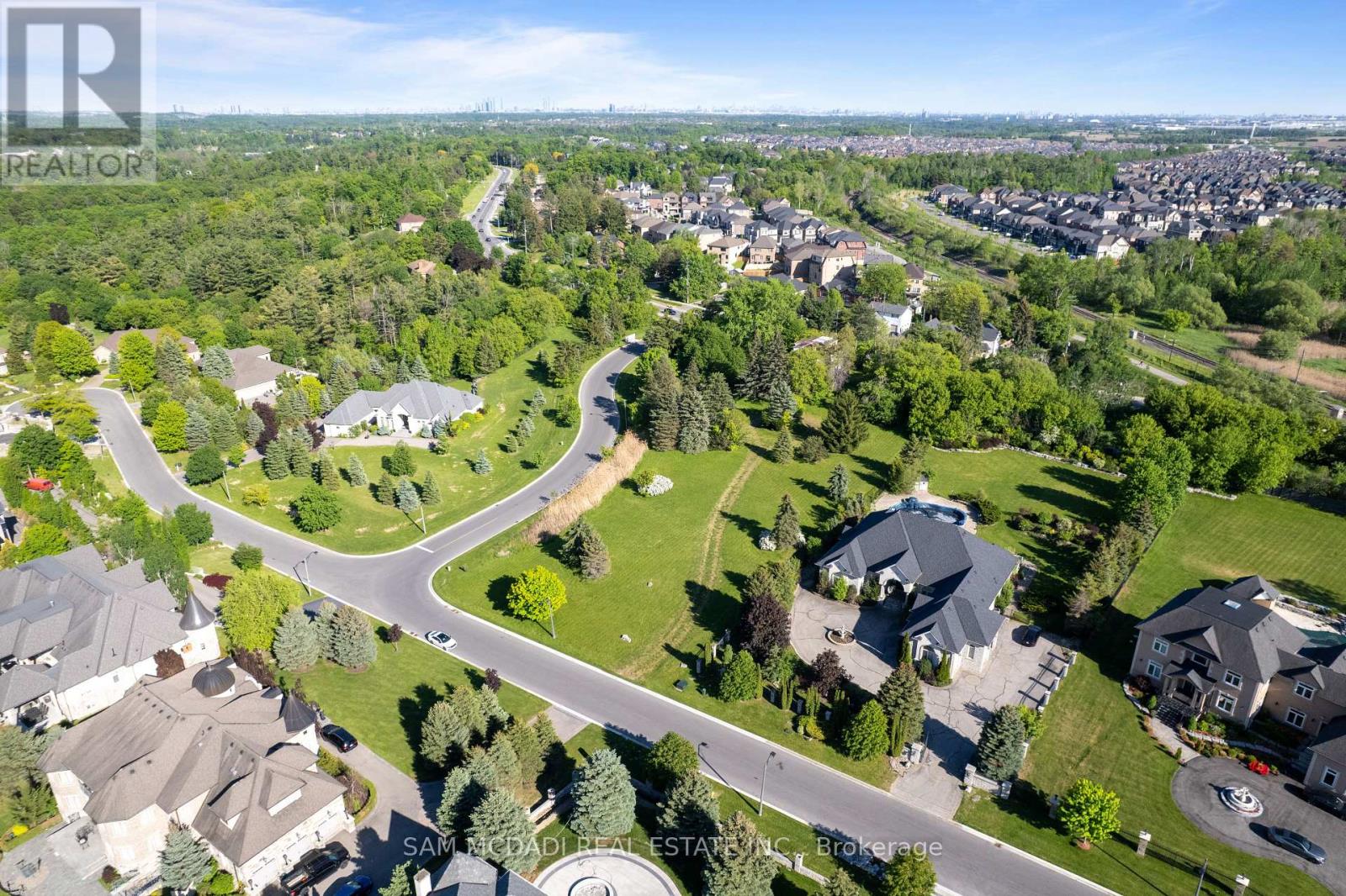16 Charles Cooper Court, Vaughan, Ontario  L0J 1C0 - Photo 4 - N13422050