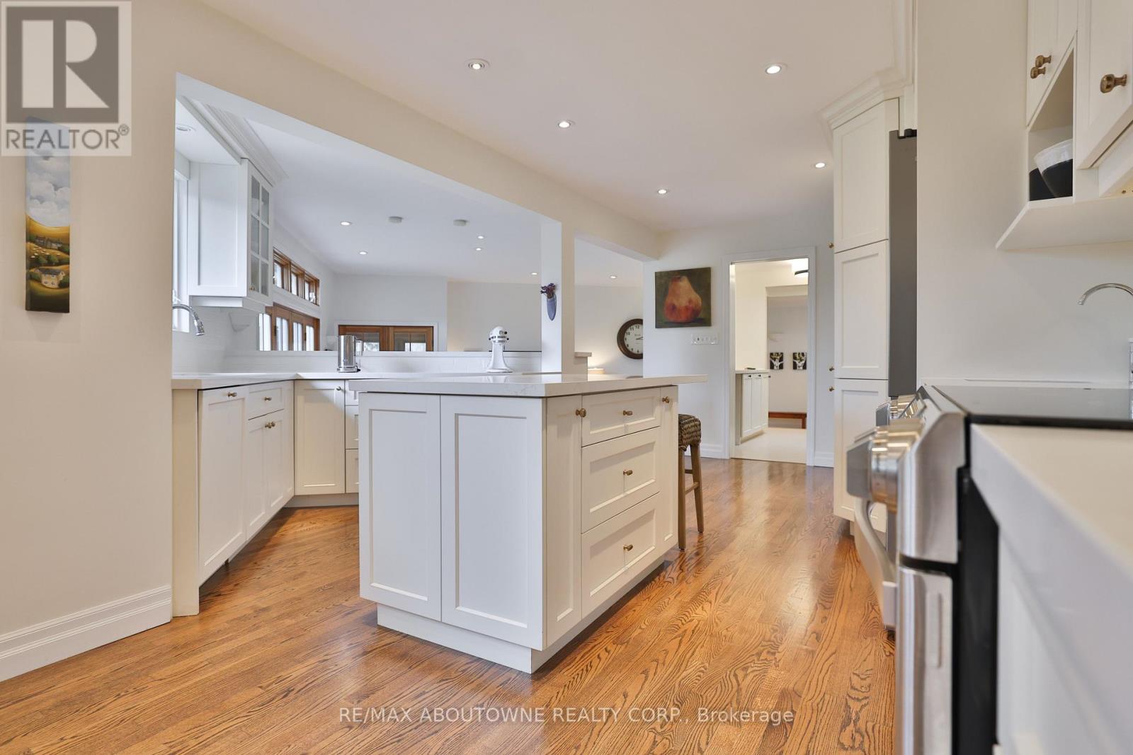 1268 Hillhurst Road, Oakville, Ontario  L6J 1X4 - Photo 13 - W12922924