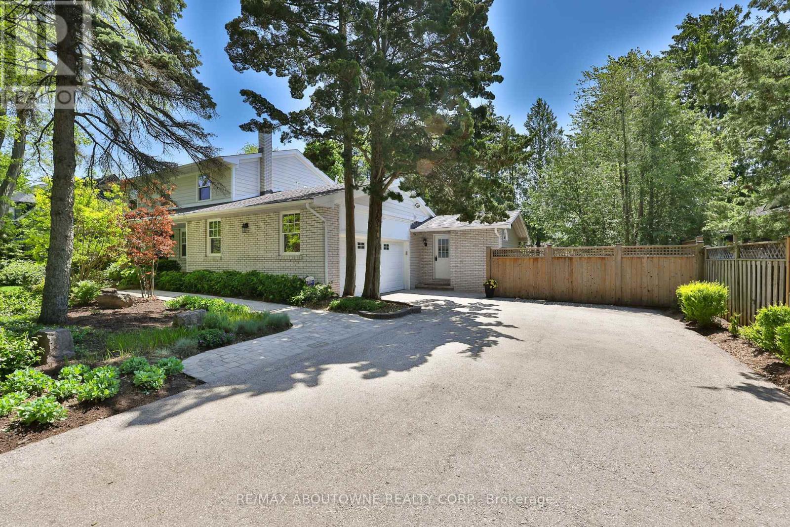 1268 Hillhurst Road, Oakville, Ontario  L6J 1X4 - Photo 4 - W12922924