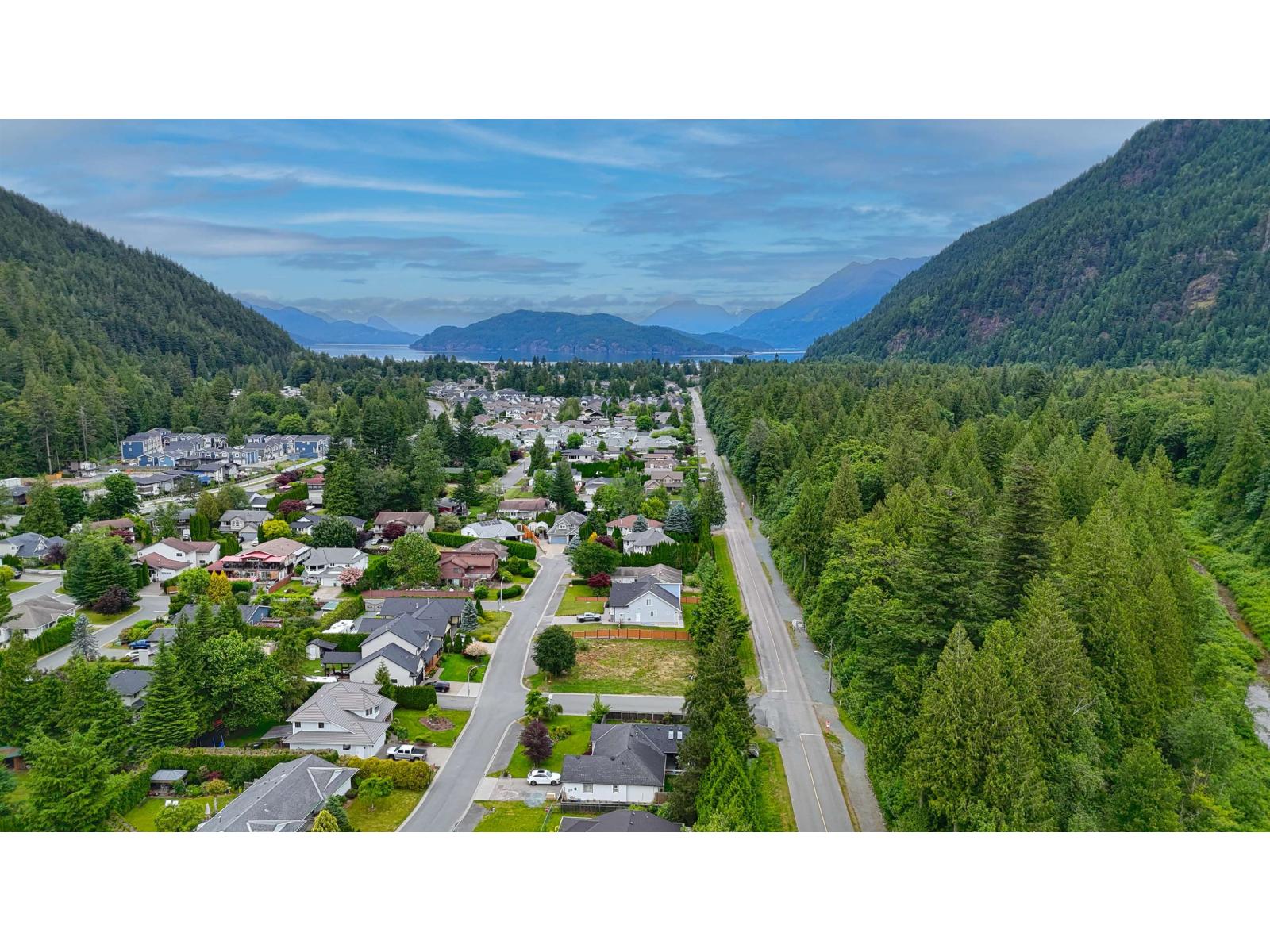 839 Myng Crescent, Harrison Hot Springs, Harrison Hot Springs, British Columbia  V0M 1K0 - Photo 2 - R3134076