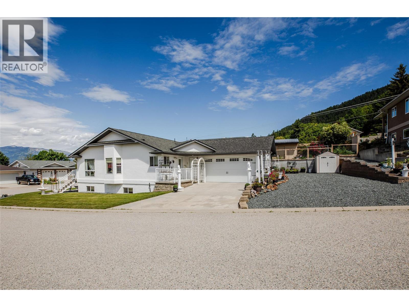 1038 11th Avenue N, Creston, British Columbia  V0B 1G6 - Photo 2 - 10390477