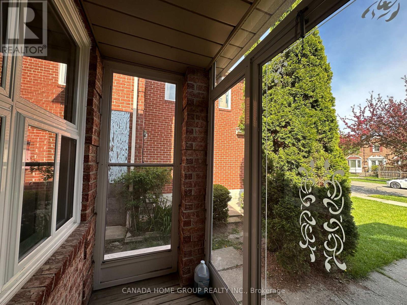303 Riel Drive, Mississauga (Fairview), Ontario  L5B 3K1 - Photo 4 - W13422860