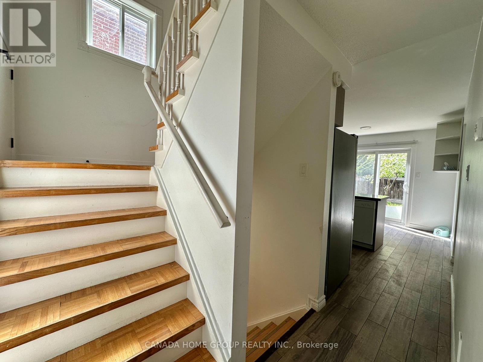 303 Riel Drive, Mississauga (Fairview), Ontario  L5B 3K1 - Photo 5 - W13422860