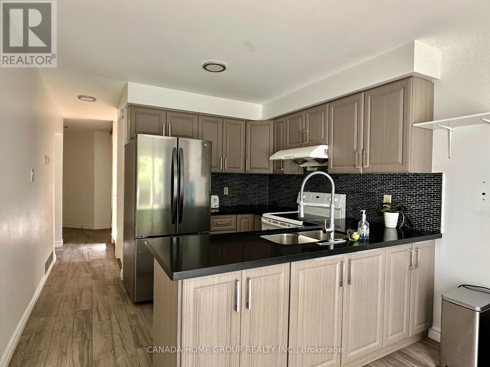303 Riel Drive, Mississauga (Fairview), Ontario  L5B 3K1 - Photo 6 - W13422860